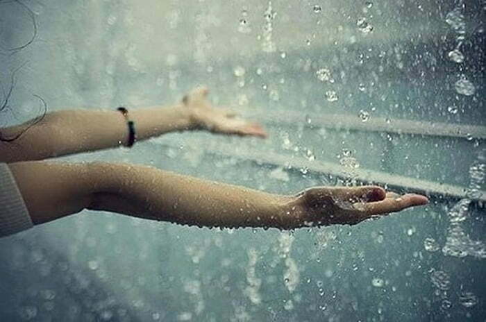 Mơ thấy ướt mưa trong một cơn mưa rào