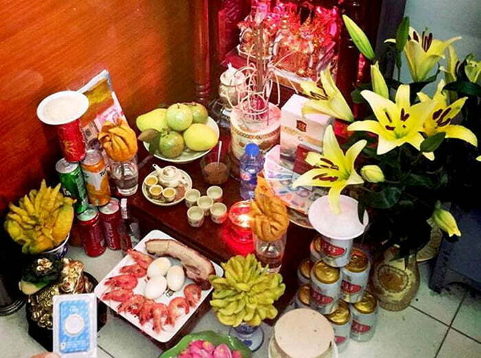 Trên bàn thờ cúng rất nhiều thức ăn